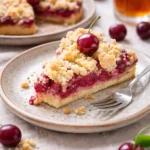 Saftiger Kirschkuchen mit Streuseln auf einem Teller