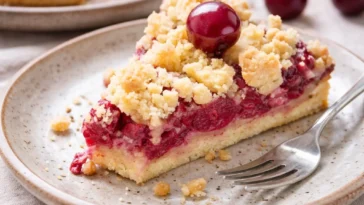 Saftiger Kirschkuchen mit Streuseln auf einem Teller