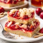 Hausgemachte Kirschkuchenriegel auf einem Teller