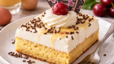 Kirschtorte mit Eierlikör – ein verführerisches Dessert mit Kirschen und Sahne