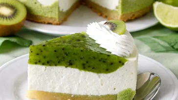 Frischer Kiwi Käsekuchen mit cremiger Füllung und fruchtigem Topping