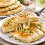 Köstliche Fladen auf einem Teller, frisch zubereitet und serviert.