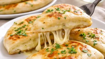 Köstliche Fladen auf einem Teller, frisch zubereitet und serviert.