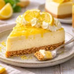 Köstliches Honig-Limetten-Hühnchen auf Avocado-Reis-Stapeltorte serviert