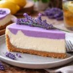 Leckere Honig-Lavendel-Käsekuchen auf einem Teller, dekoriert mit Lavendelblüten.