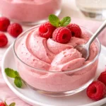 Leichte und luftige Himbeermousse serviert in einem Glas