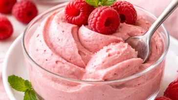 Leichte und luftige Himbeermousse serviert in einem Glas