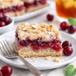 Leckere Mandel-Kirsch-Streuselkekse frisch aus dem Ofen