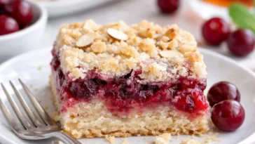 Leckere Mandel-Kirsch-Streuselkekse frisch aus dem Ofen