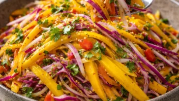 Leckerer Mango-Krautsalat mit frischen Zutaten