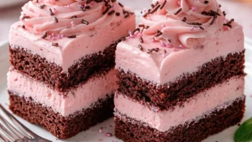 Leckere Mini-Schokoladentörtchen, fruchtig und schokoladig verziert.