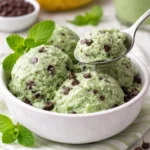 Minz-Schokoladen-Chip-Bananeneis in einer Schüssel mit frischen Zutaten