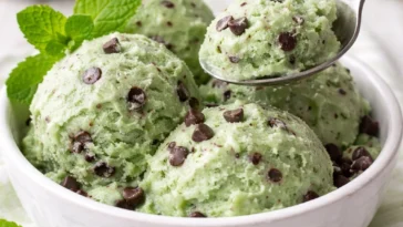 Minz-Schokoladen-Chip-Bananeneis in einer Schüssel mit frischen Zutaten