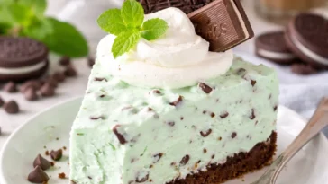 Minz-Schokoladenstückchen No-Bake Käsekuchen auf einem Teller