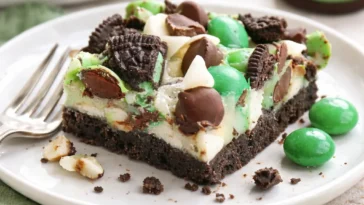 Minzschokoladen-Sieben-Layer-Riegel in verführerischer Präsentation