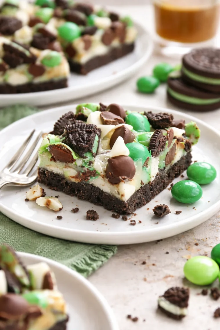 Minzschokoladen-Sieben-Layer-Riegel in verführerischer Präsentation