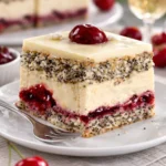 Saftiger Mohn-Kirsch-Kuchen mit frischen Kirschen und Mohnfüllung.