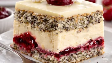 Saftiger Mohn-Kirsch-Kuchen mit frischen Kirschen und Mohnfüllung.