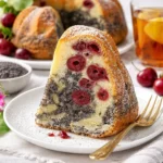 Mohn-Kirsch-Napfkuchen mit saftigen Kirschen und aromatischem Mohn auf einem Teller