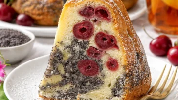 Mohn-Kirsch-Napfkuchen mit saftigen Kirschen und aromatischem Mohn auf einem Teller