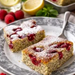 Mohn-Kirschkuchen mit saftigen Kirschen und Mohnfüllung auf einem Teller.
