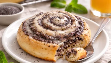 Frisch gebackene Mohnschnecken mit Hefeteig auf einem Teller