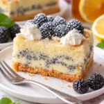 Mohnstreuselkuchen mit Vanille-Quark-Creme auf einem weißen Teller