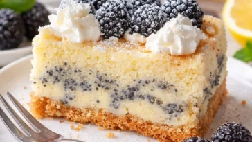 Mohnstreuselkuchen mit Vanille-Quark-Creme auf einem weißen Teller