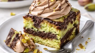 Mozartkugel Cupcakes mit Schokolade und Marzipan dekoriert