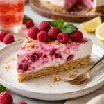 No-Bake Himbeerkäsekuchen mit frischen Himbeeren und cremigem Käse