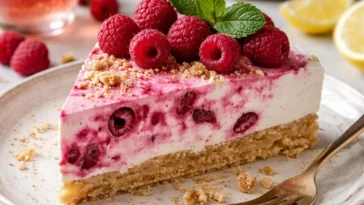 No-Bake Himbeerkäsekuchen mit frischen Himbeeren und cremigem Käse