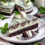 No-Bake Minz-Schokoladen-Zebra-Käsekuchen mit Schichten aus Schokolade und Minze