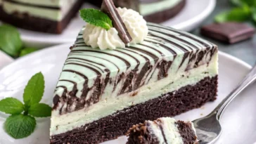 No-Bake Minz-Schokoladen-Zebra-Käsekuchen mit Schichten aus Schokolade und Minze
