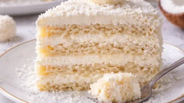 No-Bake Raffaello Kuchen mit Kokosnuss und Mandeln, einfach und lecker