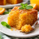 Omas berühmter Süßkartoffel-Butterkuchen frisch gebacken auf einem Kuchenteller