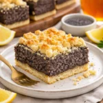 Omas saftiger Mohnkuchen mit Streusel auf einem Teller