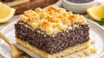 Omas saftiger Mohnkuchen mit Streusel auf einem Teller
