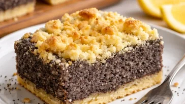Saftiger Mohnkuchen mit Streusel nach Omas Rezept