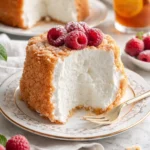 Luftiger Engelhaftkuchen mit Beeren in einer eleganten Präsentation