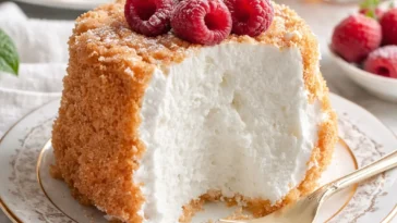 Luftiger Engelhaftkuchen mit Beeren in einer eleganten Präsentation