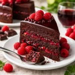 Delizierender Schokoladen-Himbeer-Trüffelkuchen mit frischen Himbeeren