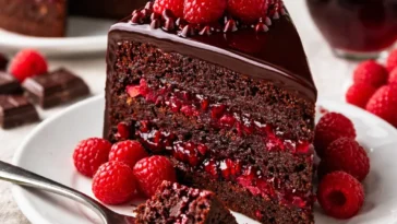 Delizierender Schokoladen-Himbeer-Trüffelkuchen mit frischen Himbeeren