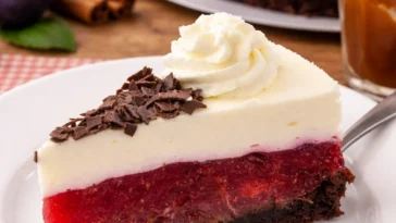 Pflaumentorte mit Schokoboden auf einem Teller serviert