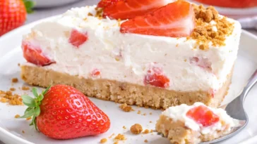 Philadelphia Erdbeer Frischkäse Torte mit frischen Erdbeeren und Sahne