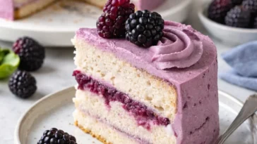 Einfache Tortendekoration für Hochzeit 2026 mit Obstkuchen und leckeren Süßigkeiten