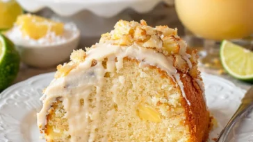 Pina Colada Ananas-Pfundkuchen mit frischer Ananas und Kokosgeschmack