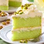 Pistazien Tres Leches Kuchen mit cremiger Füllung und köstlichem Topping