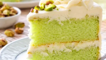 Pistazien Tres Leches Kuchen mit cremiger Füllung und köstlichem Topping