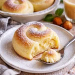 Leckere Puddingschnecken auf einem Teller, frisch gebacken und verziert