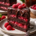 Reichhaltiger Schokoladen-Himbeer-Kuchen mit frischen Himbeeren und cremiger Schokoladenglasur.